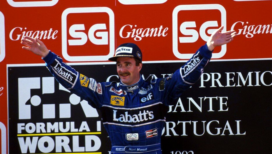 henry_the_podiumist_Nigel Mansell celebra su victoria en el podio. Portugués Gran Premio, Estoril, 27 de septiembre 1992 - Sutton-images.com
